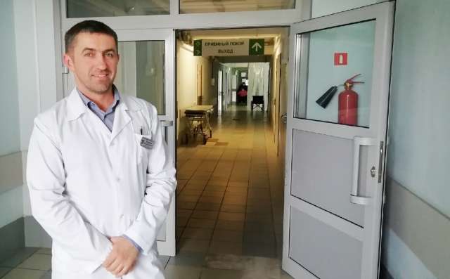 Николай Витвицкий, заведующий приёмно-диагностическим отделением клиники №1 ЦГКБ, говорит, что в борьбе с пандемией усилий одних медиков будет недостаточно.