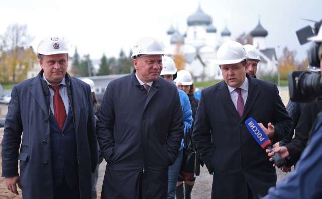 Андрей Никитин и Юрий Боровиков показали и рассказали Юрию Борисову (в центре), как идёт строительство НТШ.