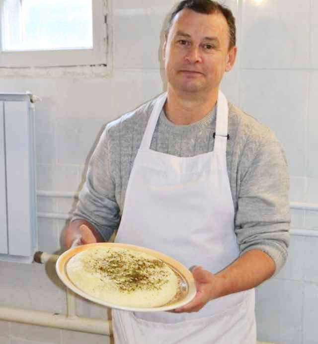 Сейчас Иван Шульженок производит 400 кг сыра в месяц. Хочет довести выпуск до 800 кг.