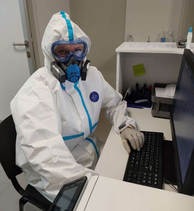 Снять защитный противочумный костюм врач реаниматолог-анестезиолог Вячеслав Яковлев сможет только тогда, когда удастся побороть коронавирусную инфекцию.