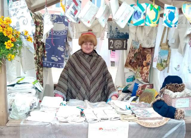 Галина Иванова продукцию своей швейной мастерской всегда рада представить на ярмарках в районах Новгородской области и за её пределами.