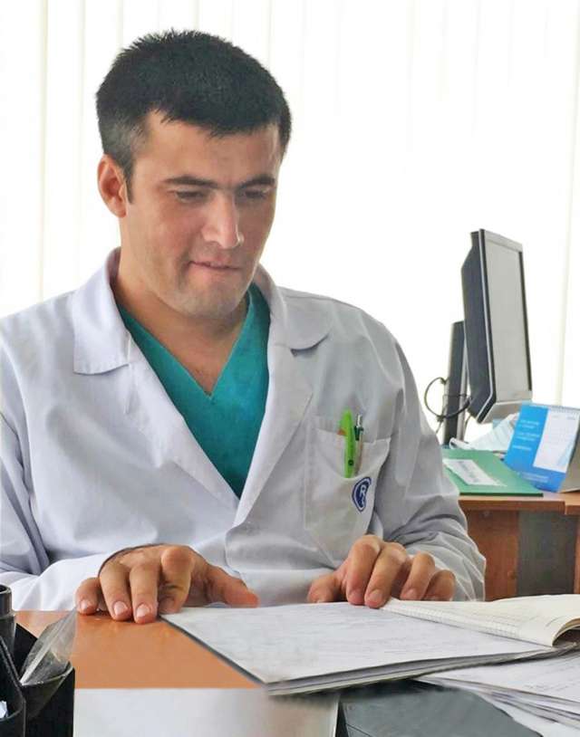 Врач-хирург Носирджон Ахмадзода из Таджикистана занял вакантное место в Окуловской ЦРБ.