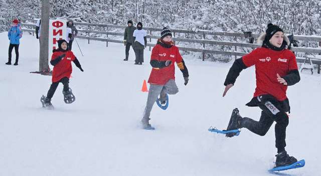 Фестиваль бега на снегоступах в Окуловке собрал более 80 человек. Соревнования поддержала волонтёрская группа студентов НовГУ.
