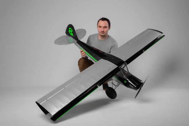 Размах крыла готовой модели - 2 метра, полетный вес - 2 килограмма