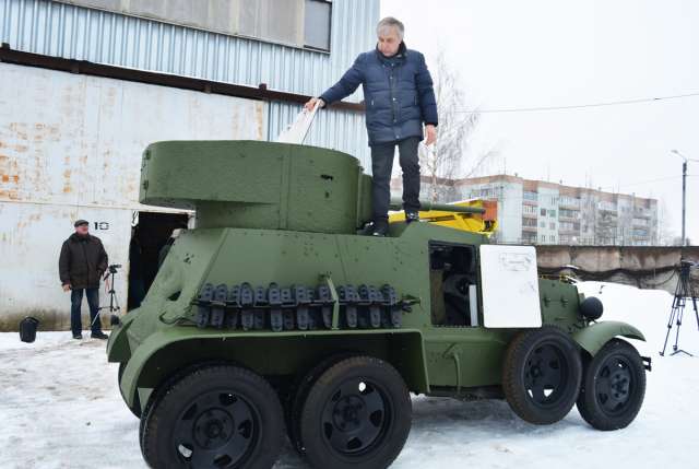 Командир поискового отряда «Находка» Александр Морзунов принимает боевую машину из «ремонта».