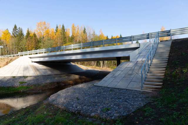Новый мост в Любытинском районе через реку Болотиха. Раньше на его месте была водопропускная труба, которую смывало во время паводков и подтоплений.