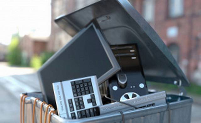 Граждане по-прежнему могут вышедшую из строя бытовую технику и компьютеры оставить на мусорной площадке или самостоятельно передать на переработку.