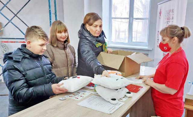 Социальный предприниматель Мария Белкова пожертвовала игрушки, канцелярию и наборы для рисования.