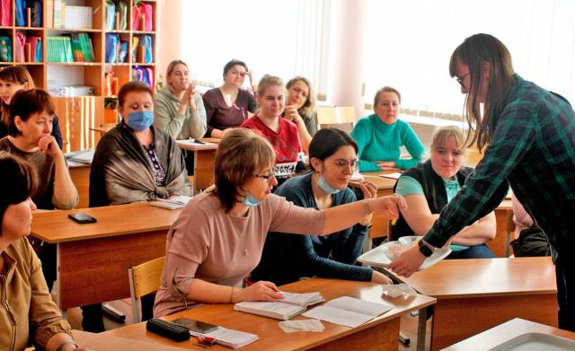 Активисты НКО «АутизмПобедим» проводят среди новгородских педагогов, работающих в инклюзии, занятия, направленные на повышение информированности о РАС.