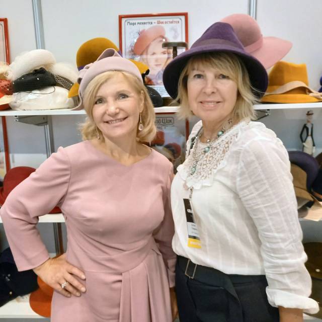 Рядом с Валентиной Гавриловой (справа) известная основательница шляпного бренда «Дамский шик» — Ольга Махова.