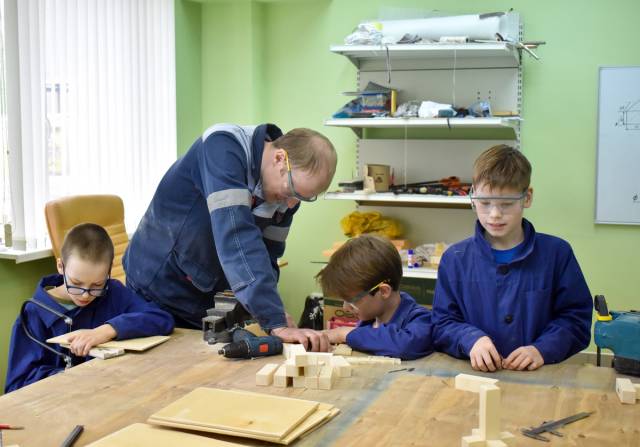 Под руководством мастера мальчики разрабатывают собственные проекты и делают своими руками вещи для дома.