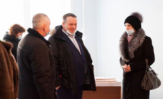 В декабре 2021 года Андрей Никитин вручил семье Степановых (на фото Юлия Степанова) ключи от новой трёхкомнатной квартиры по программе переселения из ветхого и аварийного жилья.