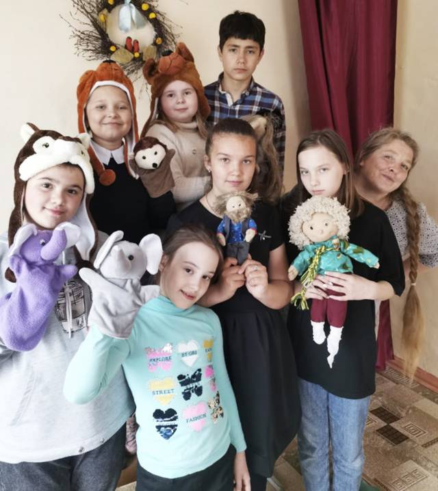 Светлана Лагутенко (крайняя справа, выглядывает из-за плеча девочки) с ребятами из театральной студии «Вместе ярче!».
