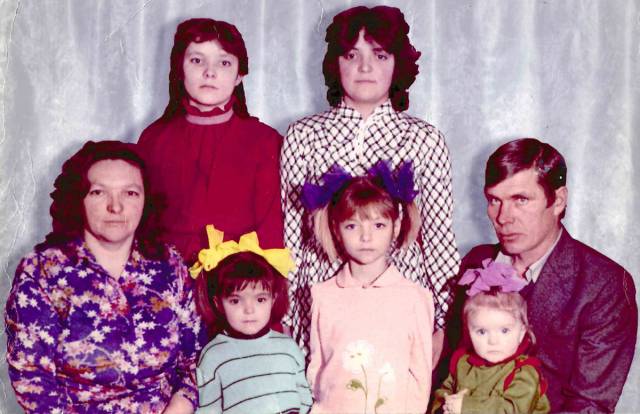 Юлия, Татьяна, Полина, Елена, Светлана – как и в детстве, всегда рядом со своими родителями, Валентиной и Анатолием.