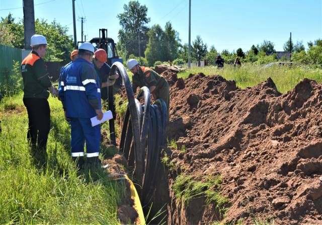 В селе Бронница  Новгородского района началось строительство распределительного газопровода. Ввод объекта в эксплуатацию позволит подключить к газу 377 домохозяйств.