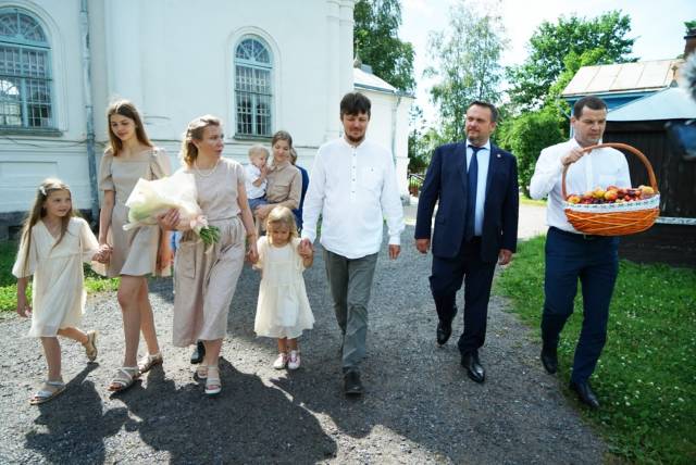 Отец Алексий и матушка Татьяна рассказали губернатору о своей семье, воскресной школе и новом духовно-просветительском центре.