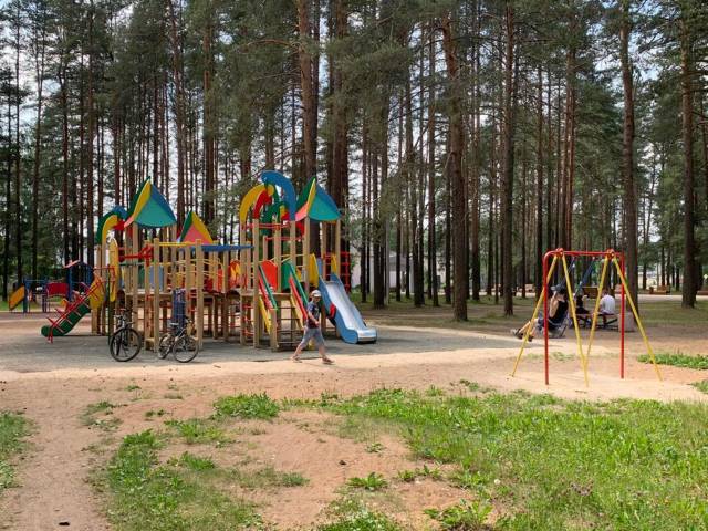 Установка детской площадки — одна из популярных инициатив жителей области.