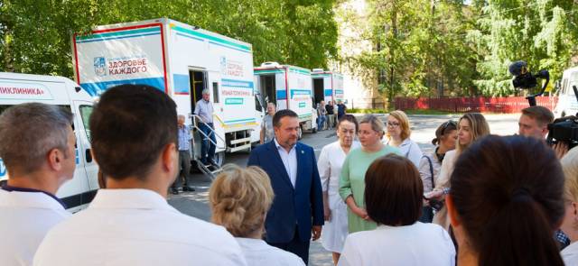 Как обустроена «Мобильная поликлиника», накануне старта проекта посмотрел губернатор Андрей НИКИТИН. Он поблагодарил медицинскую бригаду за поддержку проекта