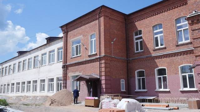 В этом году в посёлке Крестцы идёт  масштабный ремонт  школы № 1