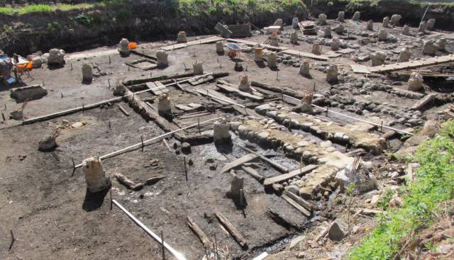 Археологические исследования идут перед будущей реконструкцией комплекса построек медопивоваренного завода «Богемия» на Софийской набережной.