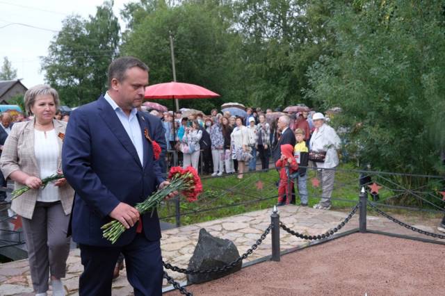 Официальные лица после митинга в Белебёлке возложили цветы на воинском захоронении, познакомились со всеми экспозициями музея.