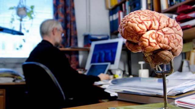 Заболевание, при котором нарушаются когнитивные способности человека, называется деменция.