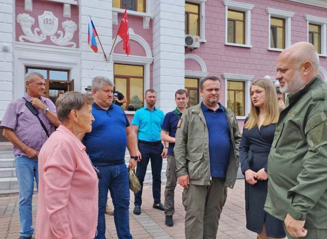 Губернатор и руководство Васильевского района обсудили дальнейшее сотрудничество и помощь.