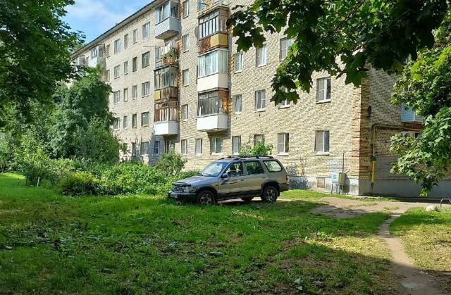 По мнению новгородских чиновников, штрафы за парковку на газонах стали эффективной мерой борьбы с невнимательными автомобилистами.