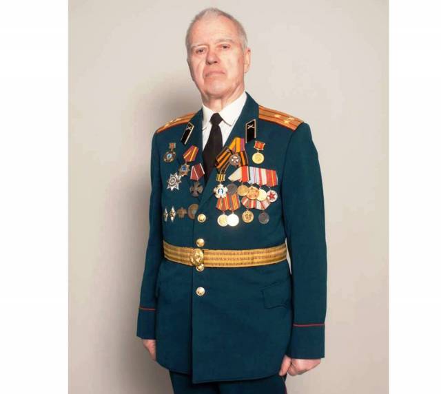 За плечами Виктора Митрофановича Шугая — более 30 лет военной службы, 11 гарнизонов. О заслугах офицера свидетельствуют многочисленные ордена и медали.