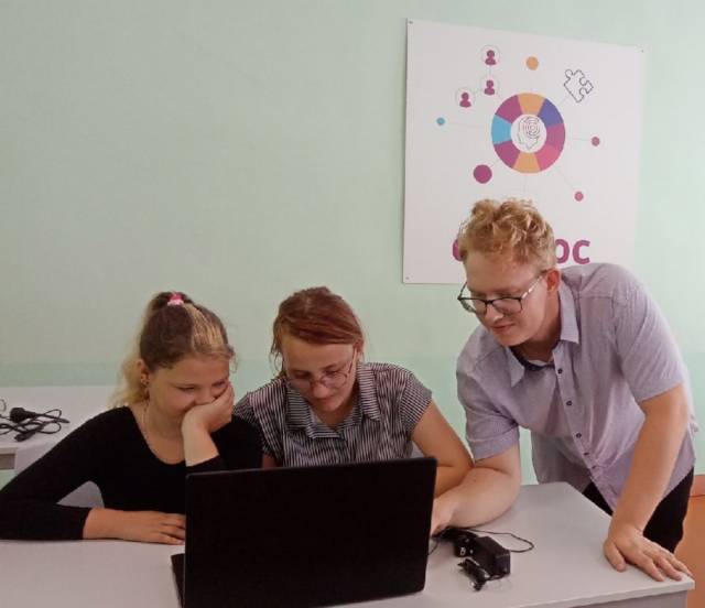 Иван Худяков со своими обучающимися на первом в этом образовательном сезоне занятии по технологическому бизнес-предпринимательству.