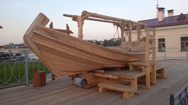 Уменьшенная копия средневекового корабля привлекает внимание новгородцев и туристов.