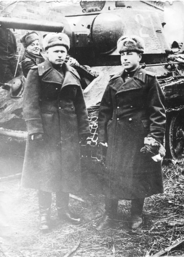 Берлин, 9 мая 1945 года. На танке – Александр Попов. Фото военного корреспондента Марка РЕДЬКИНА
