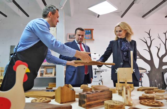 Татьяна Голикова и Андрей Никитин посетили столярную мастерскую Сергея Мухина, который организовал столярный кружок для детей и взрослых.