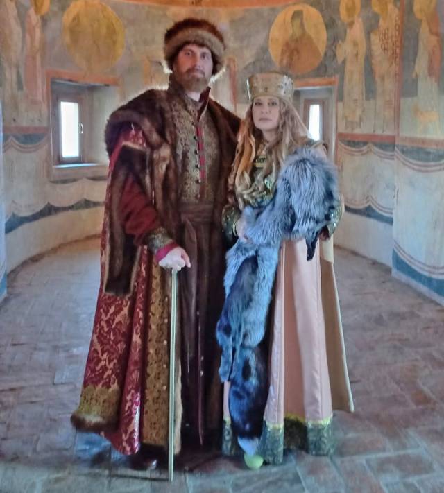 Роль Ярослава Мудрого исполняет Пётр Ковальский, княгиня Анна — Светлана Винокурова.