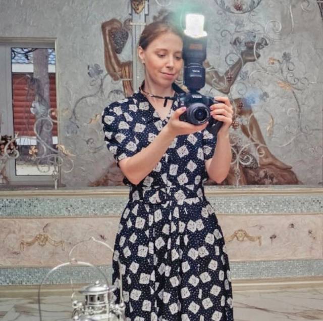 Валентина Дорофеева готовится к фотосъёмке.