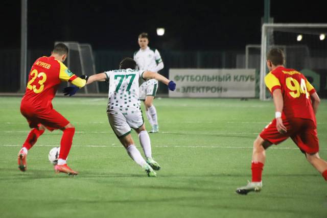Второй гол забил выступающий за «Луки-Энергия» воспитанник новгородского футбола Даниил Агуреев (на фото слева).