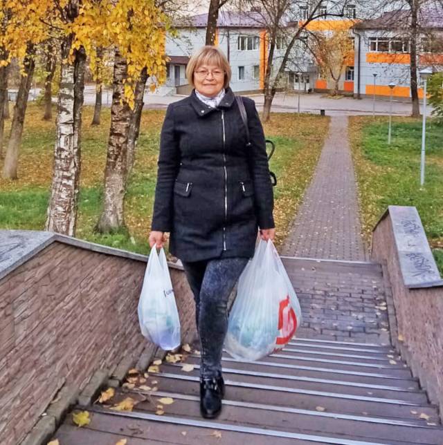 Каждый день социальный работник Светлана Баранова идёт по привычному для себя маршруту — адресам своих пожилых подопечных, которым нужно и продукты свежие принести, и по хозяйству помочь.