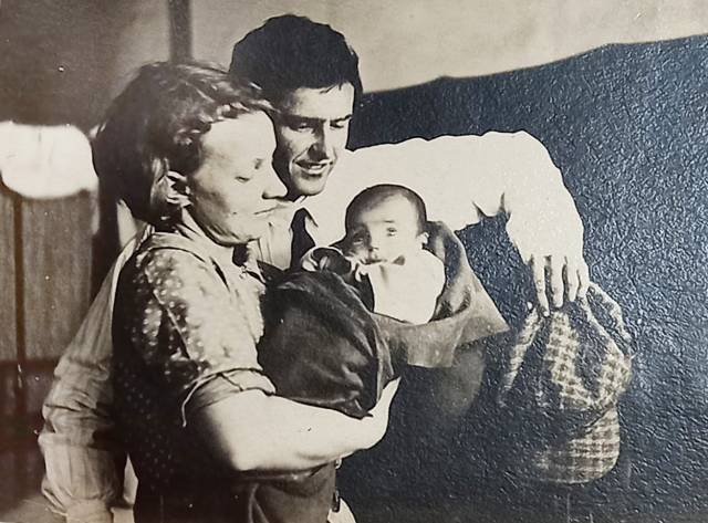 С женой Валерией и сыном Аркашей. 1937 г.