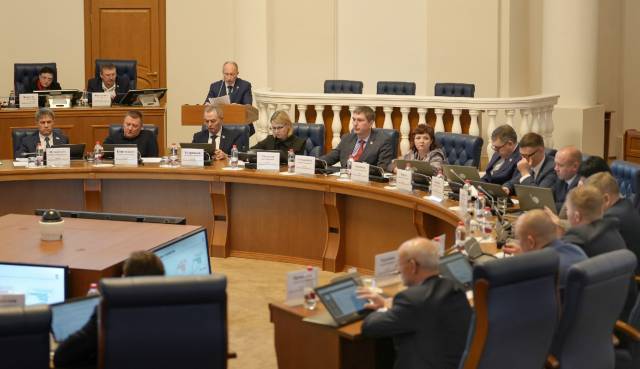 Первый вице-губернатор Евгений Богданов сообщил, что высказанные думцами предложения учтут перед вторыми чтениями бюджета.