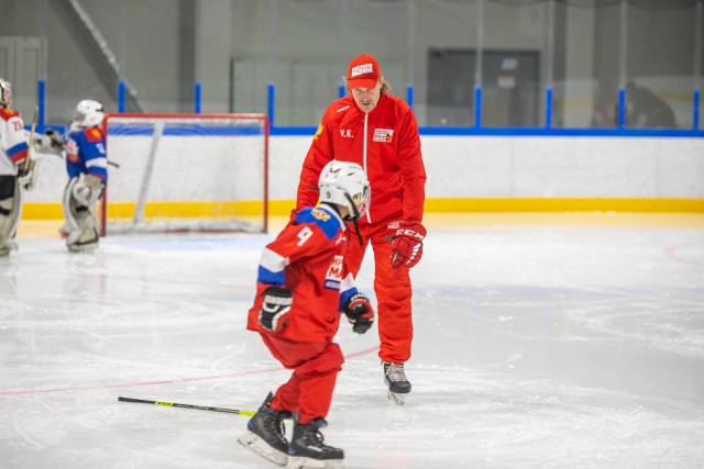 Юные хоккеисты учились технике владения коньками, клюшкой и шайбой