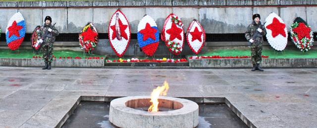 Среди наиболее заметных инициатив — возрождение Поста № 1 у мемориала «Вечный огонь славы» в Новгородском кремле.