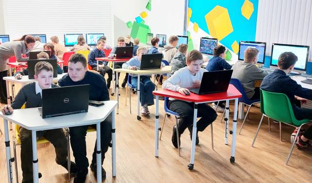 В детском технопарке «Кванториум» новгородские школьники занимаются техническим творчеством, знакомятся с цифровыми технологиями.