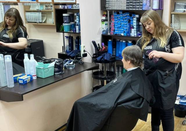 На улучшение работы парикмахерского салона Александра Осипова получила по социальному контракту 250 тыс. рублей.