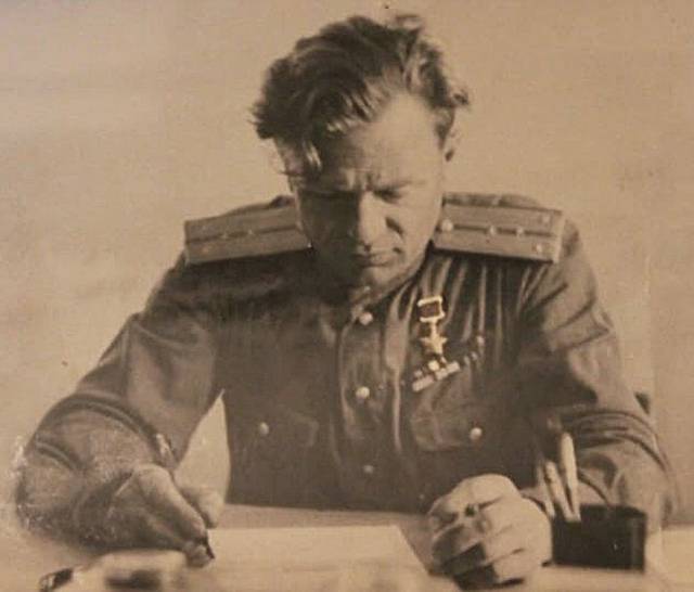 Героем Советского Союза лётчик Чалов стал в 1944 году.