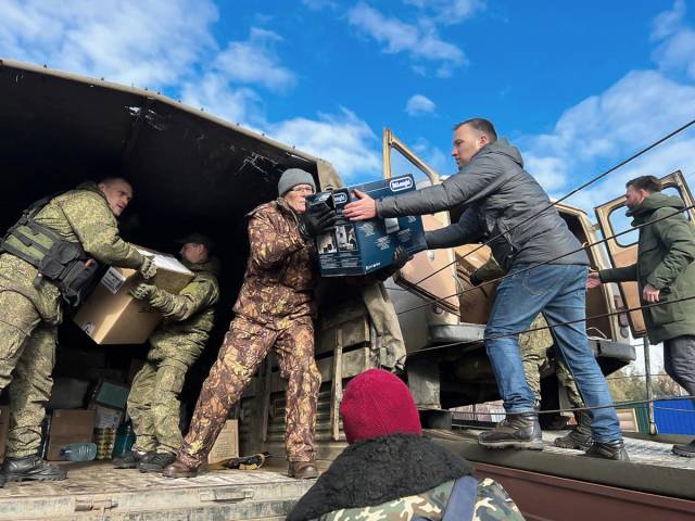 Гуманитарную помощь новгородским военнослужащим собирали всем миром.