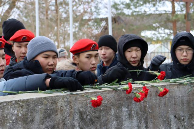 Эти ребята, приехавшие почтить память своих земляков, — потомки героических якутских стрелков.