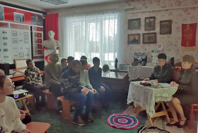 В краеведческом музее Шимска регулярно проходят патриотические мероприятия со школьниками.
