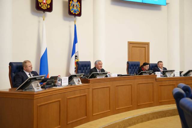 На заседании Новгородской областной Думы рассмотрели более 20 вопросов.