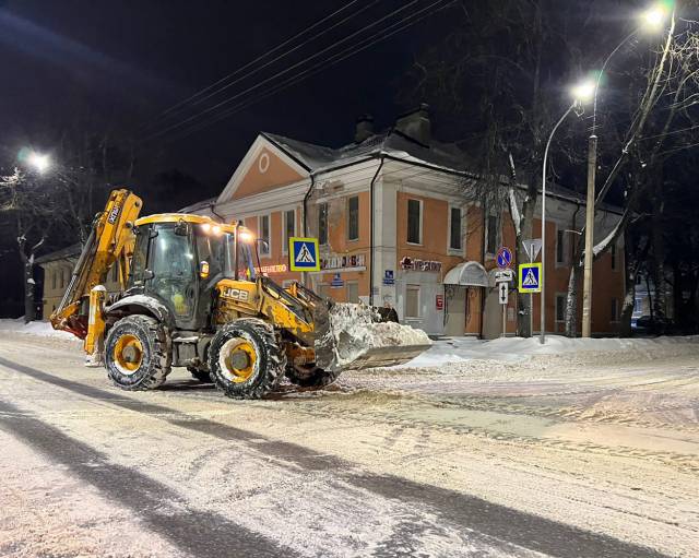 Работа по очистке улиц от снега в областном центре велась круглосуточно.