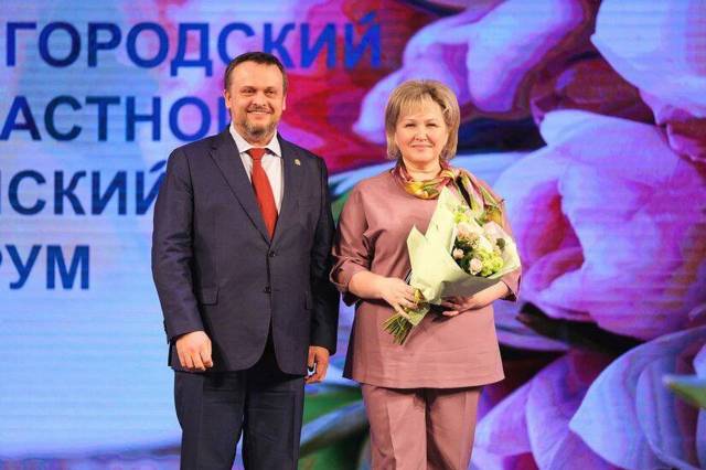 Андрей Никитин, Елена Писарева поздравили участниц форума с наступающим Международным женским днём 8 Марта и вручили им региональные награды.